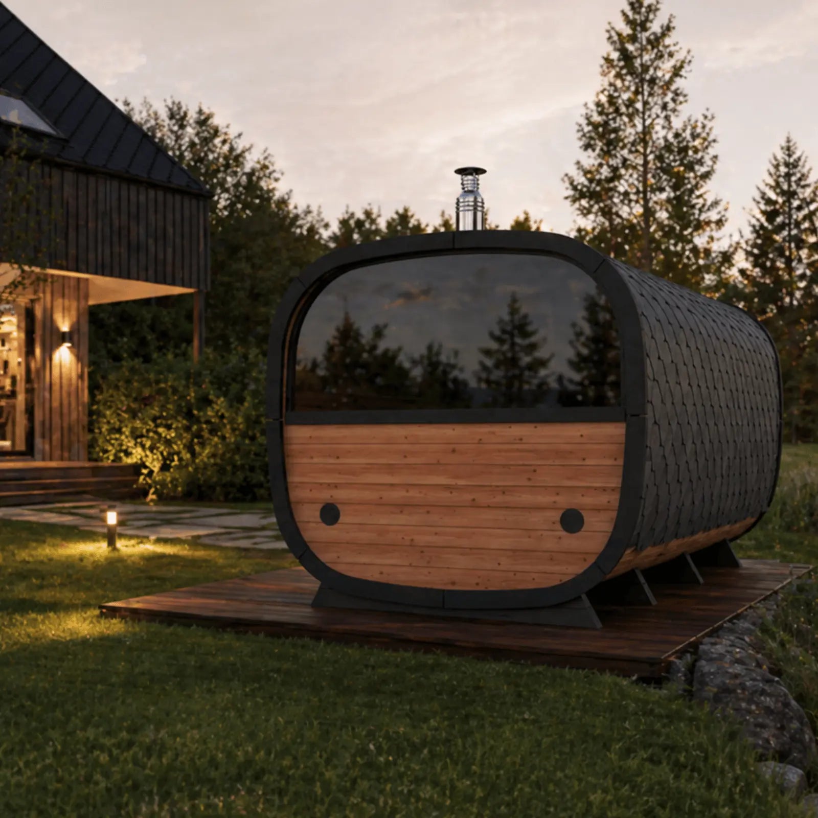 Sauna ogrodowa Alto z czarnym gontem, drewnianą elewacją i dużym tylnym oknem, ustawiona na tarasie przy domu.